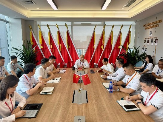 对照阅读王书记为获奖人员颁发荣誉证书