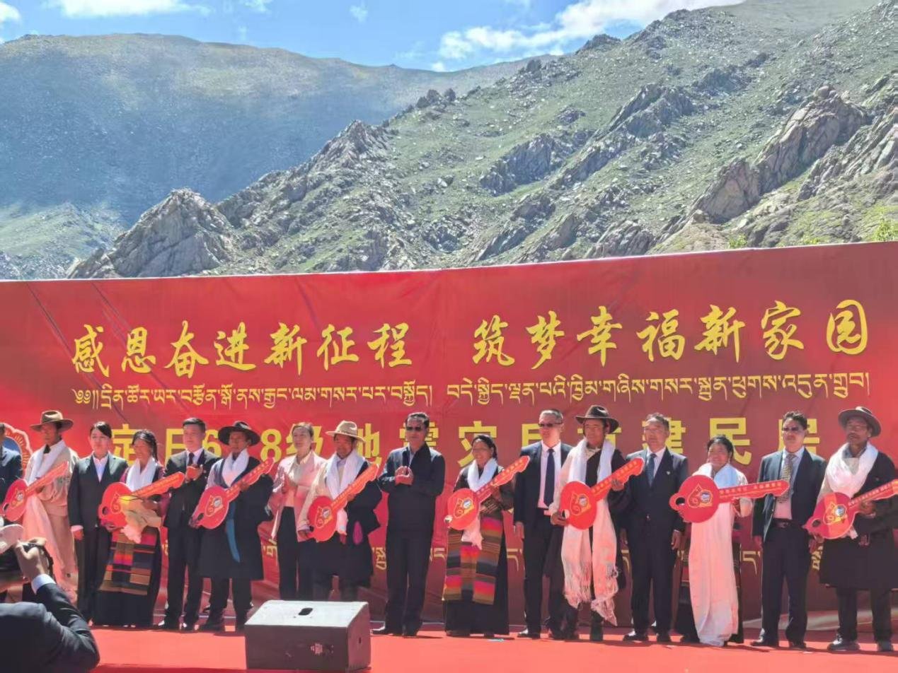 西藏各族各界干部群众约2万人欢聚拉萨
