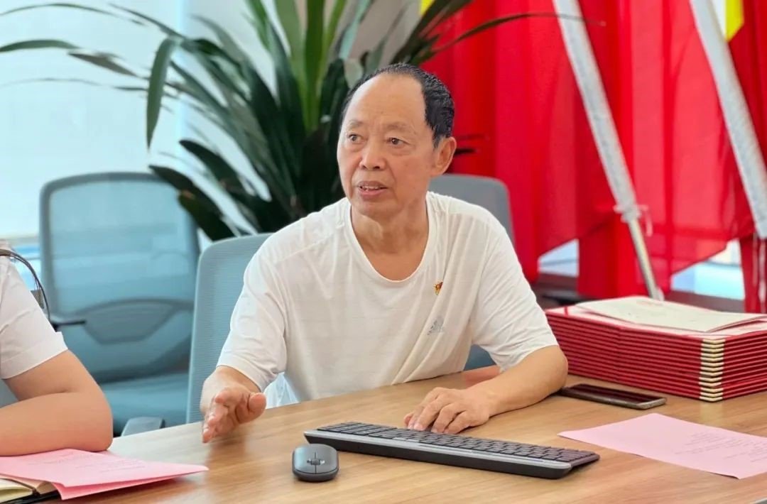 部分党员代表重温入党誓词