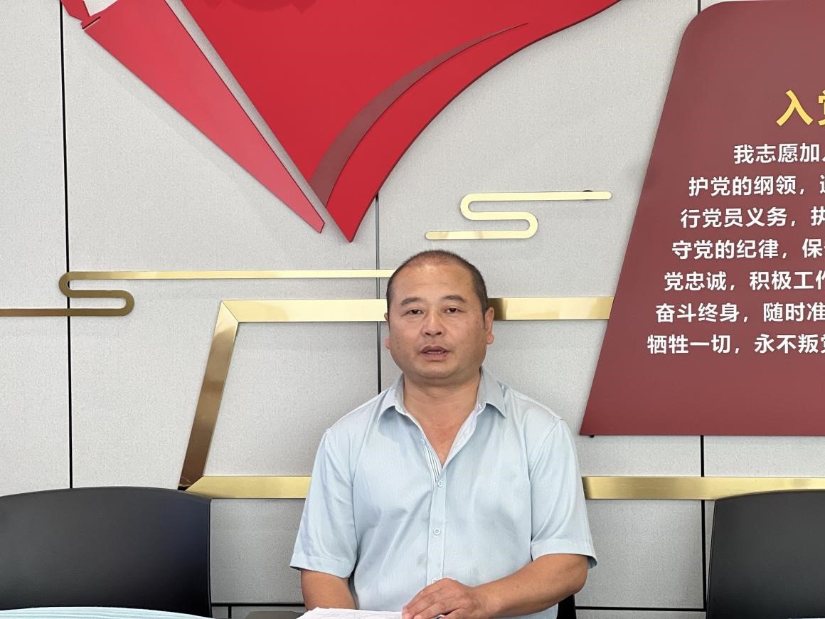 入党积极分子在党群活动室参加会议