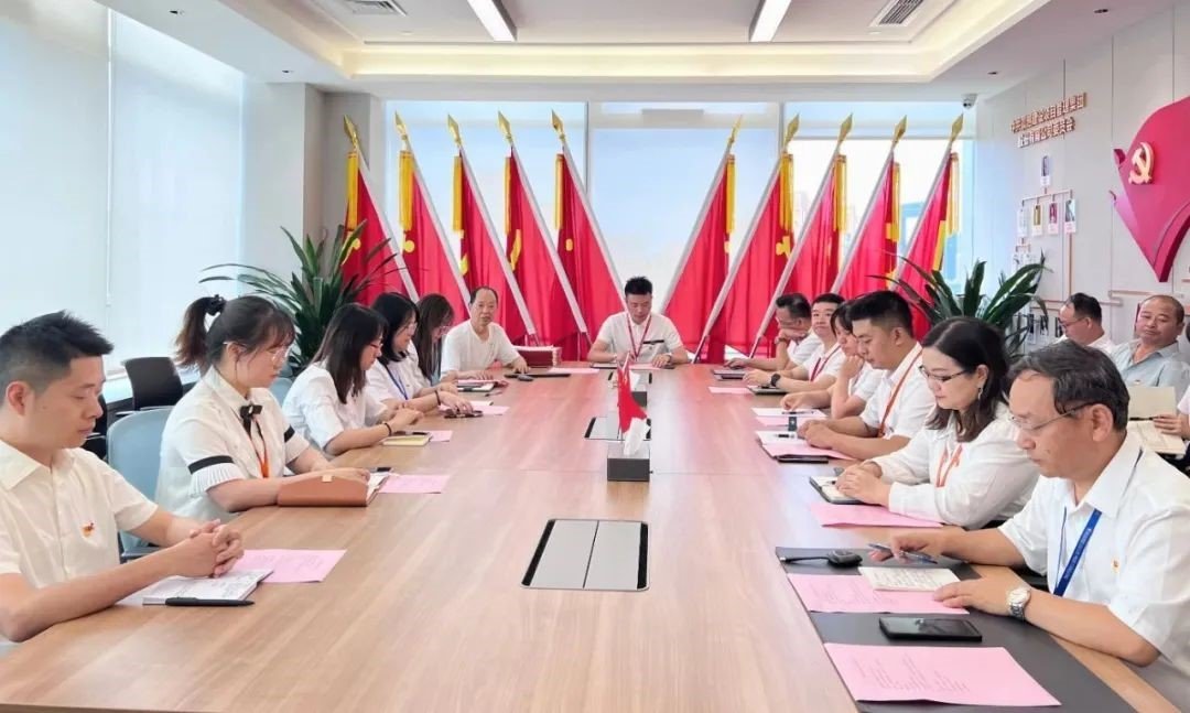 全体参会人员齐唱国歌